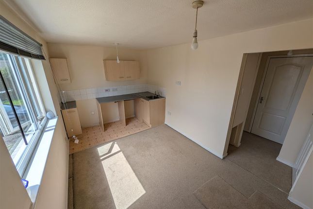 19, Acaster Drive, Bradford photo 3
