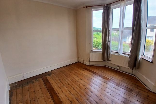 Flat 2, 2, St Johns Terrace Road, Redhill photo 4