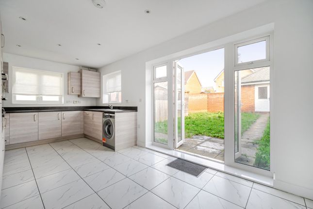 19, Oxlade Drive, Berkshire photo 4