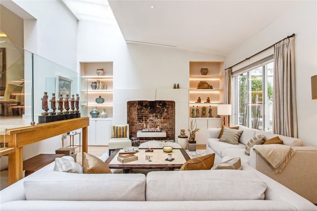Mews house for sale in Warwick Square Mews, London