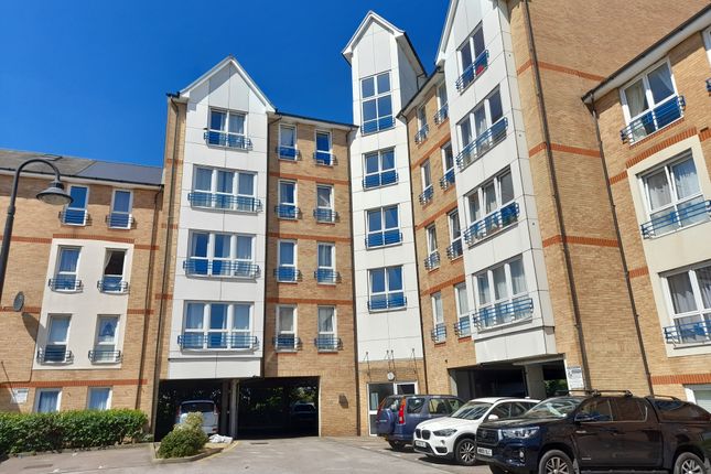 Flat to rent in Fairfield Square, Gravesend
