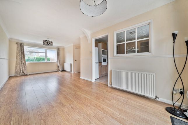 37 Springfield Way, Bedford photo 2