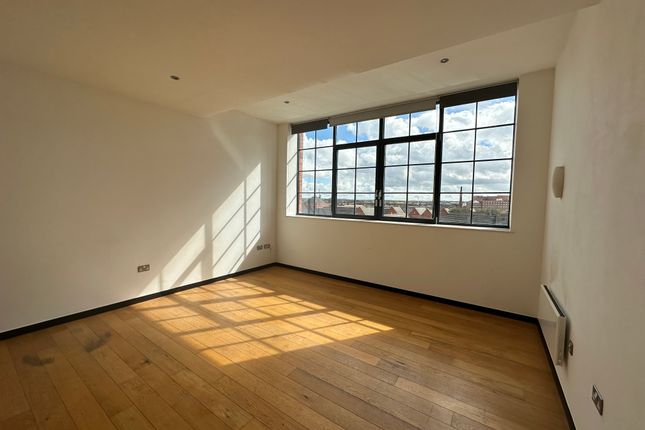 Flat to rent in Abbey Park Road, Leicester