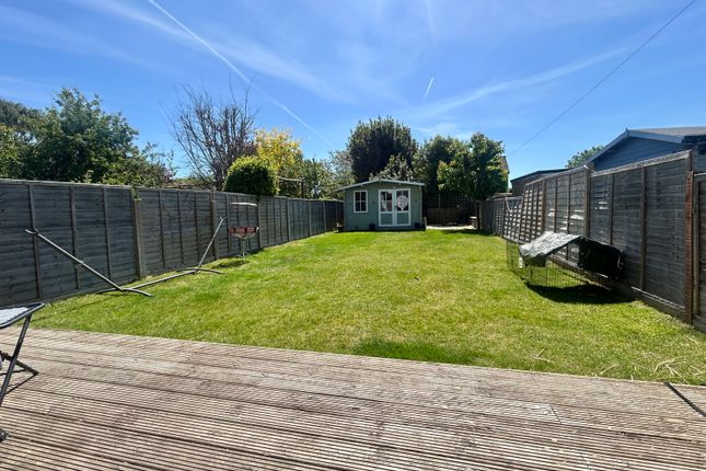 37, Third Avenue, Havant photo 2