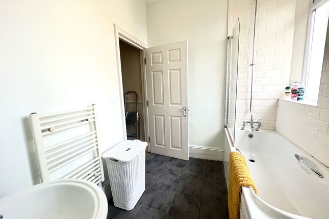 Flat to rent in Haslmere Road, Winchmore Hill