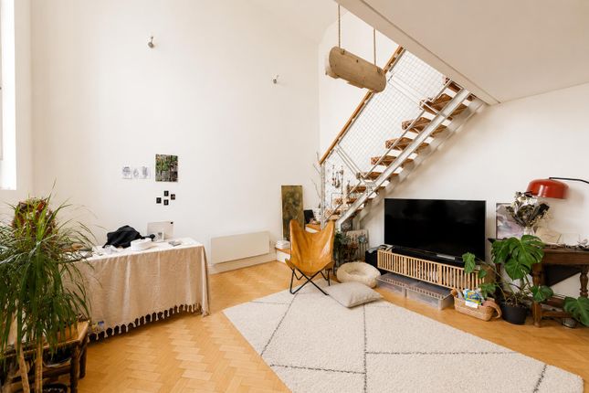 Flat 208, London photo 2