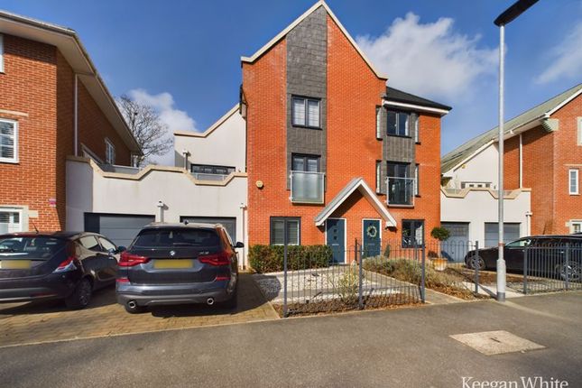 Thumbnail Town house for sale in Kennedy Avenue, High Wycombe