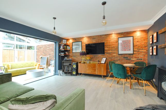 Glenhurst Avenue, Ruislip photo 2