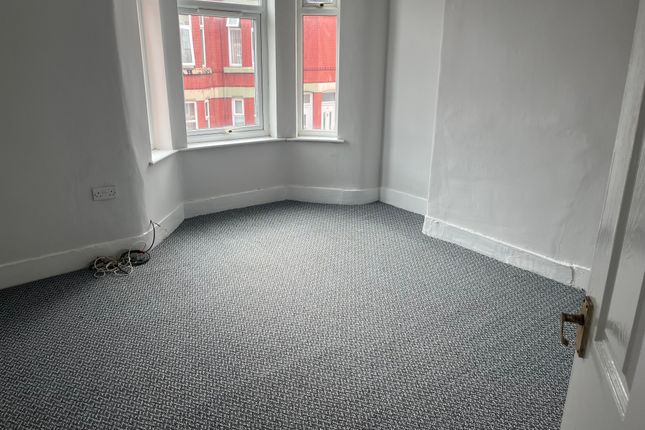 32, Birkenhead photo 5