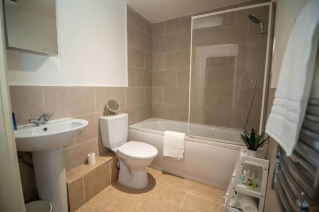 Flat to rent in Hermitage Close, London