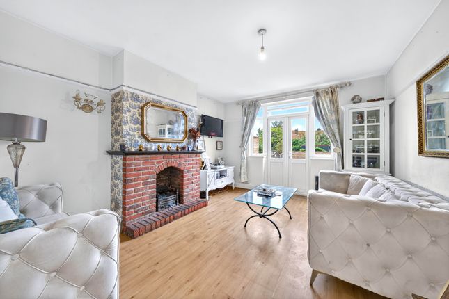 2 Cuckoo Dene, London photo 3