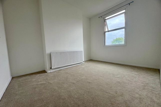 Flat 3, 167 St James Road, Surrey photo 4