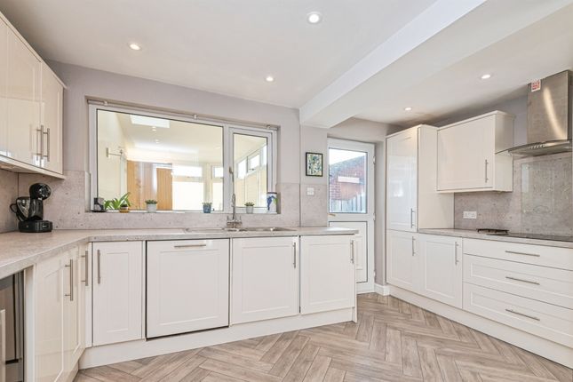 5, Meadow View, Huddersfield photo 3