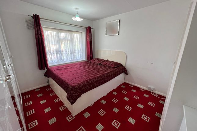Flat to rent in The Brambles, West Drayton