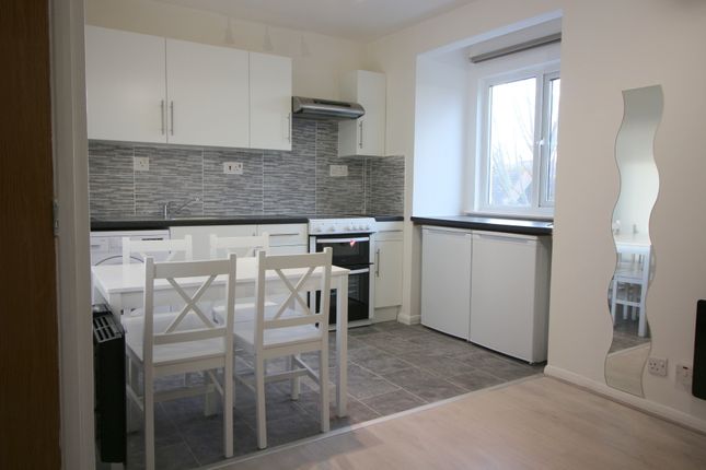 Flat to rent in Emerald Close, London
