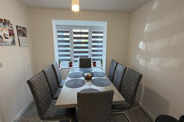 43, Harrowins Farm Drive, Bradford photo 3