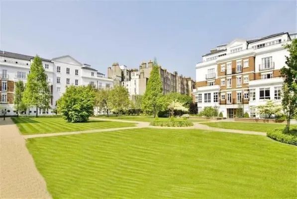 Thumbnail Flat to rent in Abbots Walk, Kensington Green, London