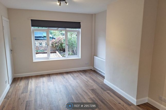 Horseshoe Close, Camberley photo 4