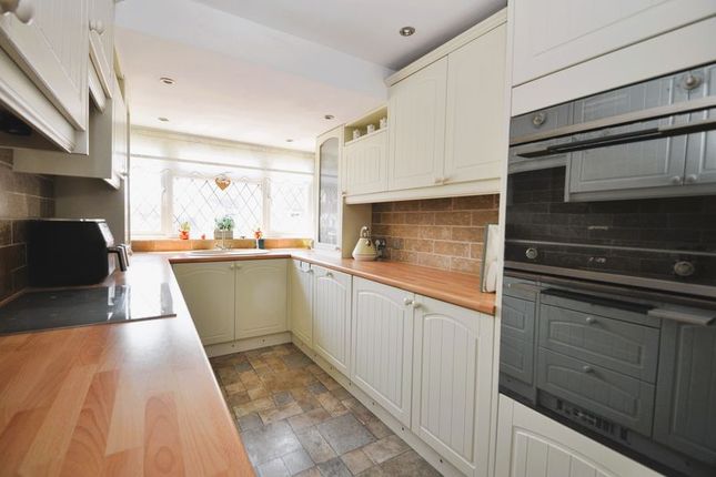 2, Angus Close, Chessington photo 2