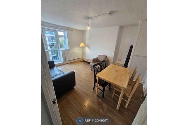 Flat to rent in Southgate Court, London