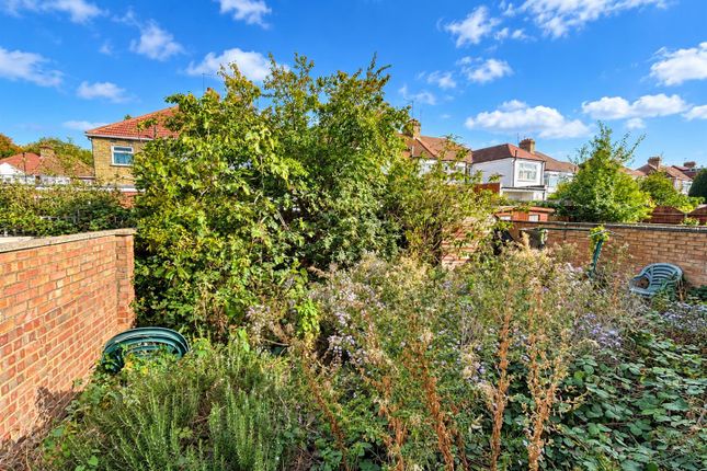 44, Derwent Avenue, London photo 3