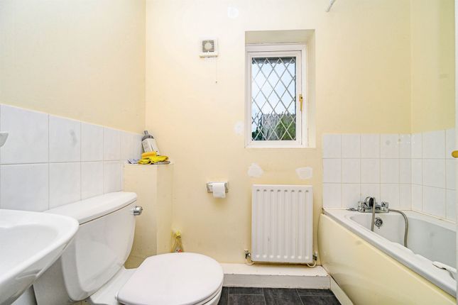 32, Launton Close, Luton photo 3