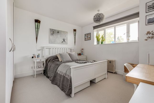 Flat Flat 80, 364, Upper Richmond Road, London photo 4