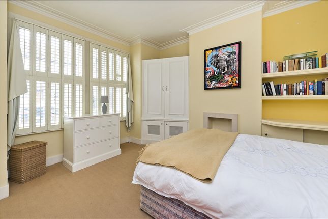 Flat for sale in Willow Vale, London