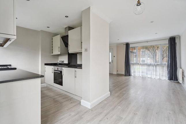 10, Dormans Close, Northwood photo 3
