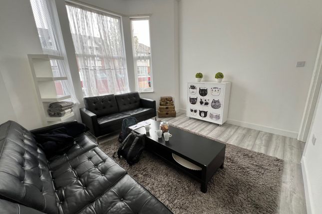 Room to rent in Park Parade, London