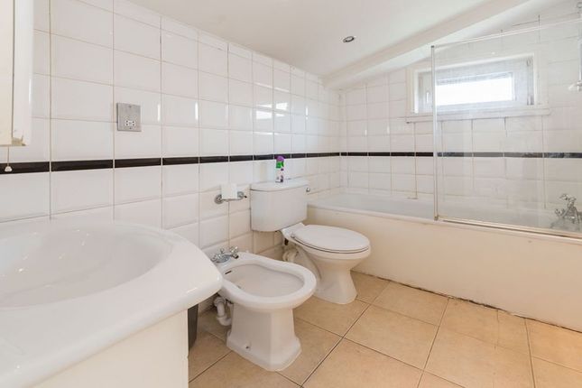 Flat to rent in Wrottesley Road, London