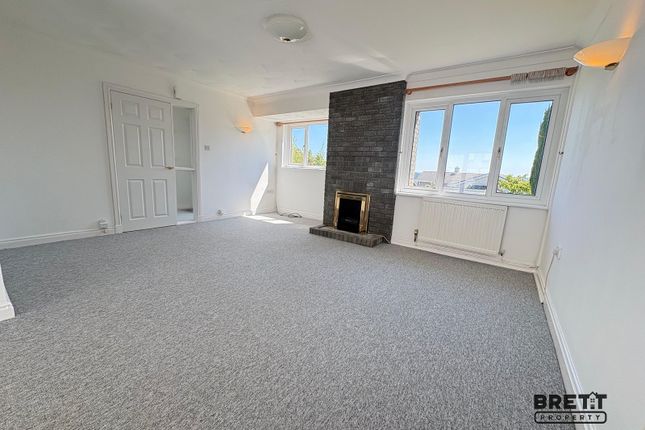 17, Hazel Grove, Milford Haven photo 3