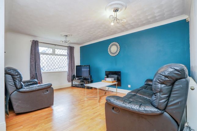 14, Hopes Farm View, Leeds photo 2