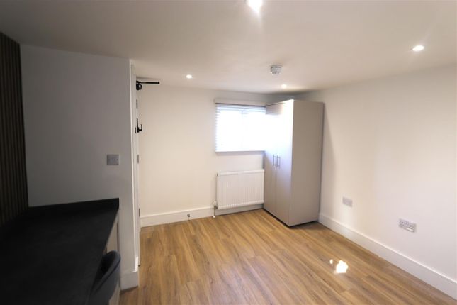 Studio, 23, Central Avenue, Southend-On-Sea photo 4