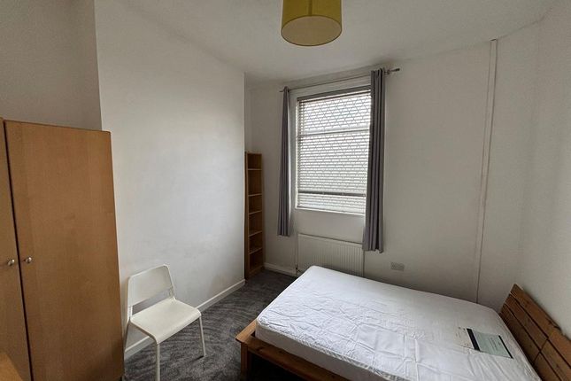 48, Strawberry Hill, Salford photo 5