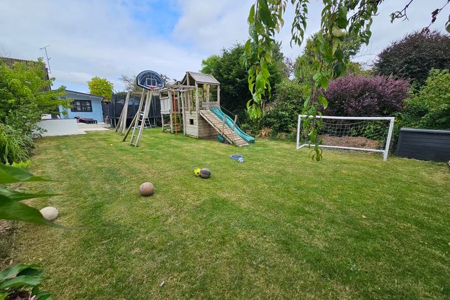 Chalklands, Bourne End photo 3
