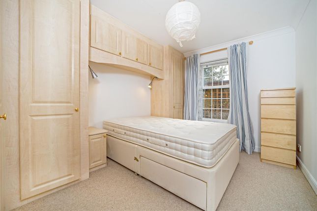 Flat to rent in St. James's Road, Hampton Hill