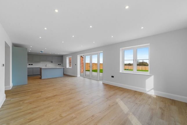 Oakview, Tendring Road, Clacton-on-Sea photo 2