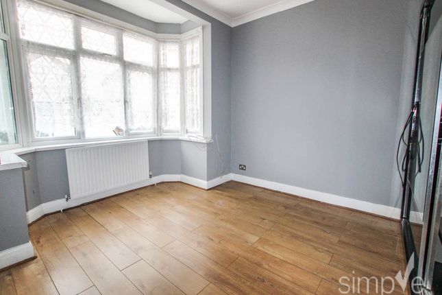 Greenland Crescent, Southall Middlesex photo 4