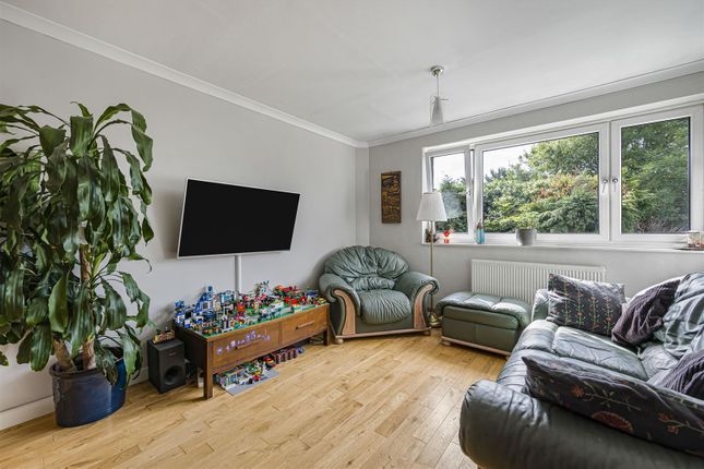 6, Lydd Close, Sidcup photo 2
