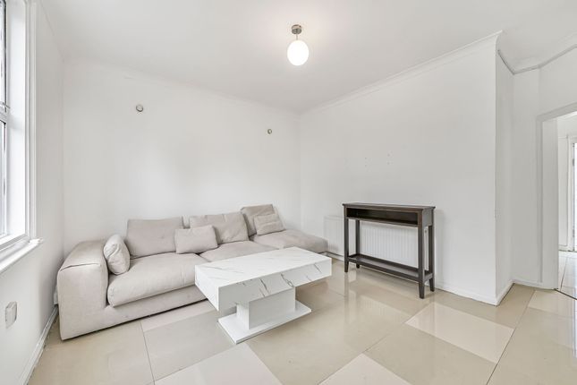 152 Lessingham Avenue, London photo 2