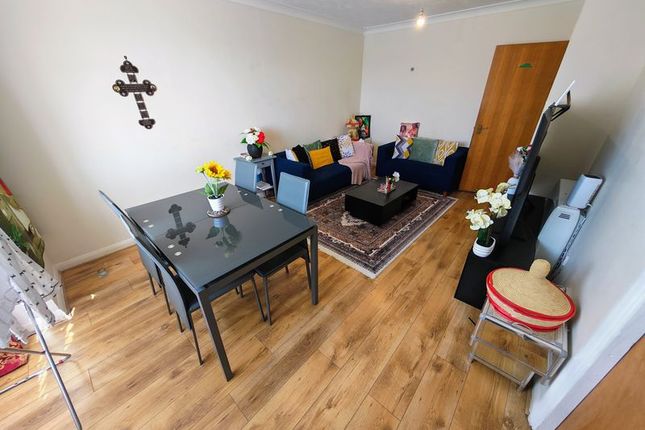 31, Frensham Close, Southall photo 4