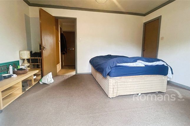 26, Betjeman Court, Yiewsley photo 4