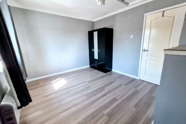 8 Medoc Close, Basildon photo 4