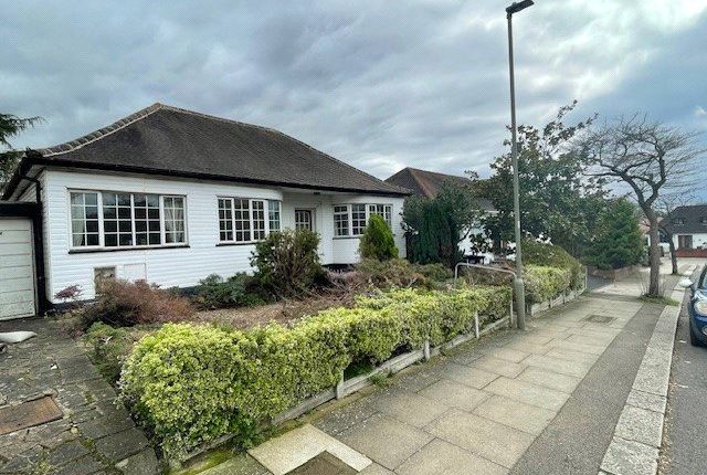 Thumbnail Bungalow to rent in Highview Avenue, Edgware