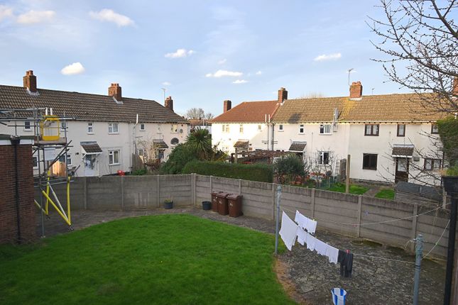 15, Sutton Gardens, Barking photo 2