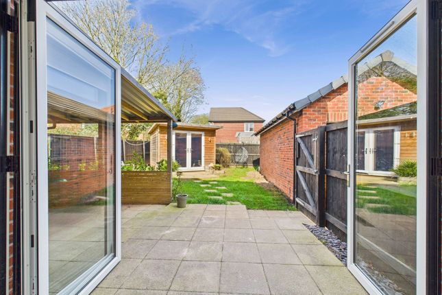 26 Canyon Meadow, Worksop photo 2