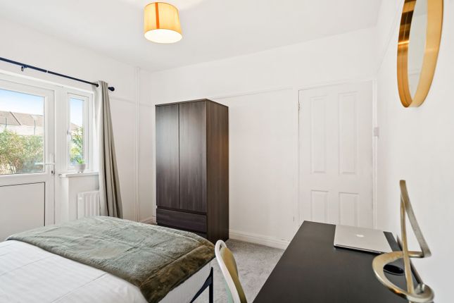 Room to rent in Fairfield Drive, Greenford