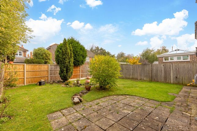 33 Alberta Drive, Horley photo 3
