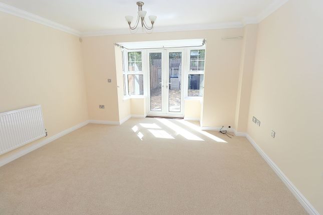 19, Glenwood Court, Farnborough photo 2